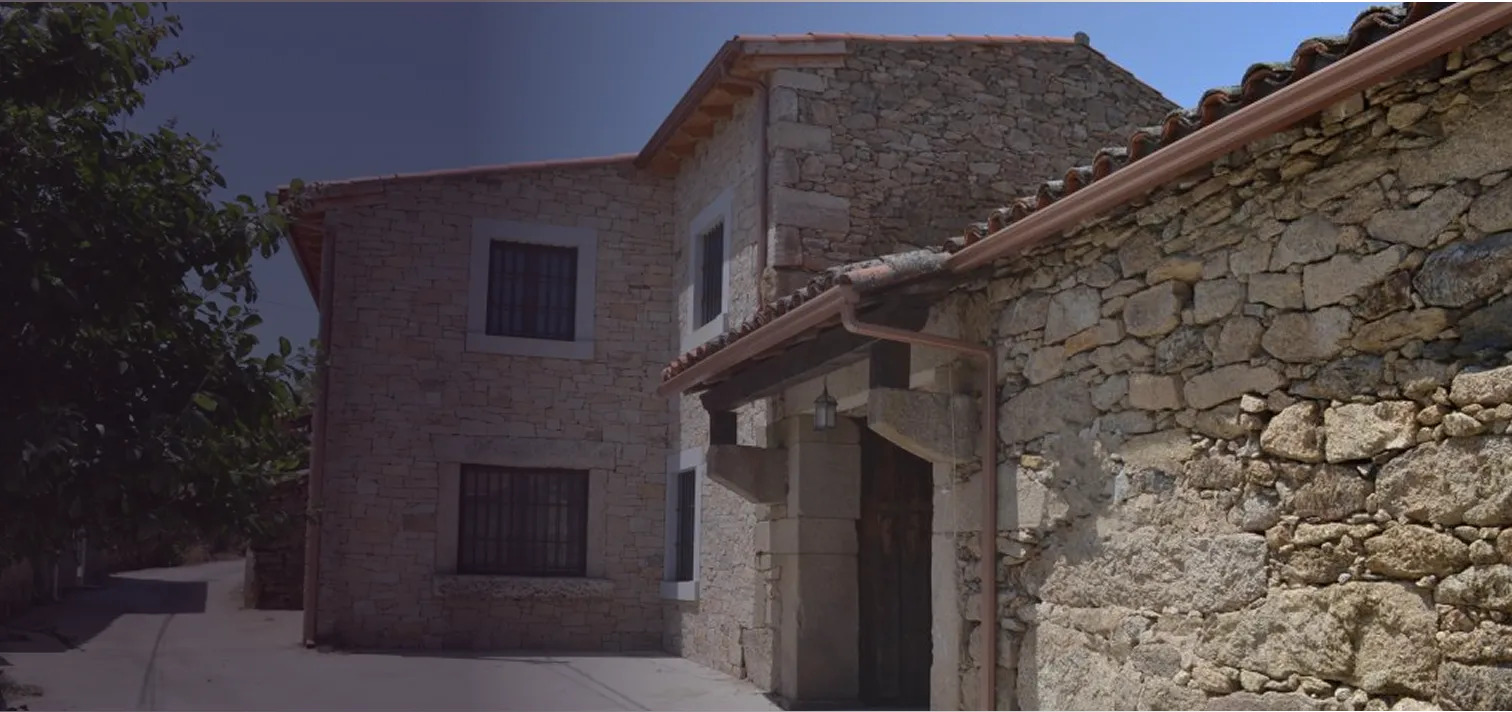 Fachada de piedra tradicional de El Lagar del Abuelo en Badilla de Sayago
