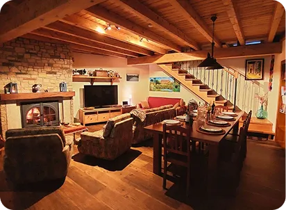 Salón con chimenea y comedor de El Lagar del Abuelo