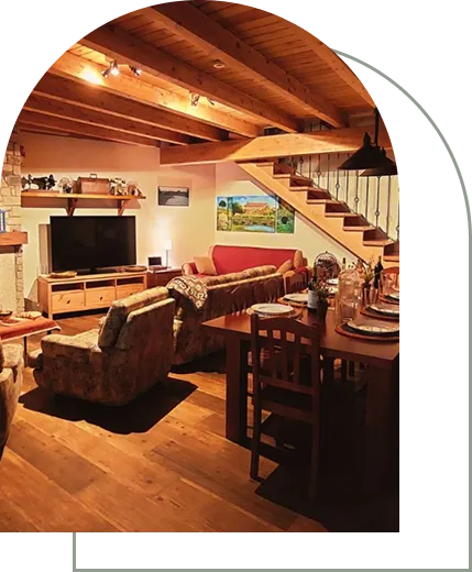 Salón con techos de madera de El Lagar del Abuelo